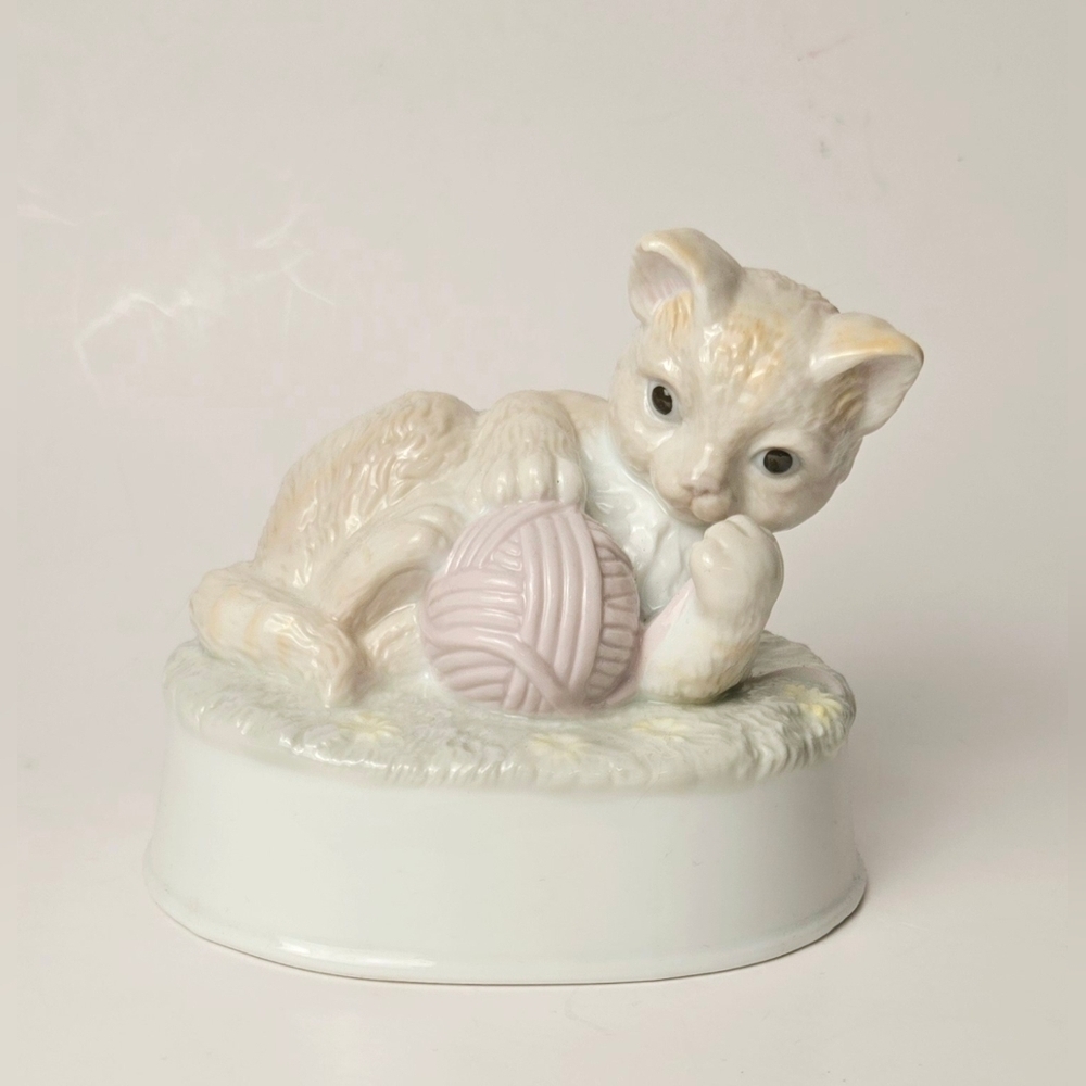 Summit Collection 1991 Kitten Cat Yarn Ceramic Music Box True Love Vintage